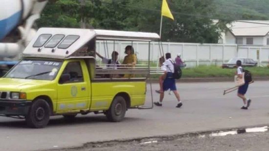 ภาพประทับใจ หนุ่มน้อยแบกเพื่อนขาเจ็บขึ้นหลัง.. เราจะไม่ทิ้งกัน ภาพประทับใจ หนุ่มน้อยแบกเพื่อนขาเจ็บขึ้นหลัง.. เราจะไม่ทิ้งกัน