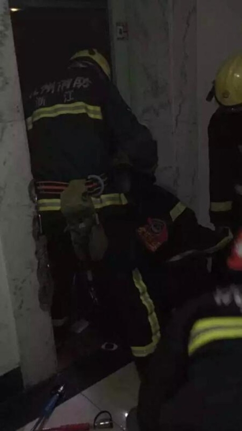 ลิฟต์ขัดข้องหนีบหัวสาวดับสยอง ลิฟต์ขัดข้องหนีบหัวสาวดับสยอง