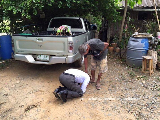 ภาพหนุ่มนักเรียนตำรวจ ก้มกราบเท้าพ่อแม่ ภาพหนุ่มนักเรียนตำรวจ ก้มกราบเท้าพ่อแม่