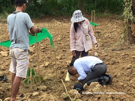 ภาพหนุ่มนักเรียนตำรวจ ก้มกราบเท้าพ่อแม่ ภาพหนุ่มนักเรียนตำรวจ ก้มกราบเท้าพ่อแม่