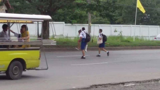 ภาพประทับใจ หนุ่มน้อยแบกเพื่อนขาเจ็บขึ้นหลัง.. เราจะไม่ทิ้งกัน ภาพประทับใจ หนุ่มน้อยแบกเพื่อนขาเจ็บขึ้นหลัง.. เราจะไม่ทิ้งกัน