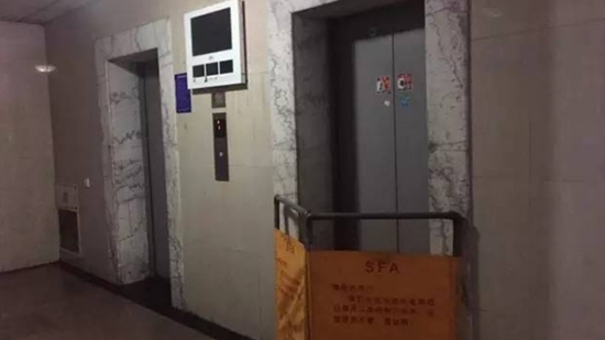 ลิฟต์ขัดข้องหนีบหัวสาวดับสยอง ลิฟต์ขัดข้องหนีบหัวสาวดับสยอง