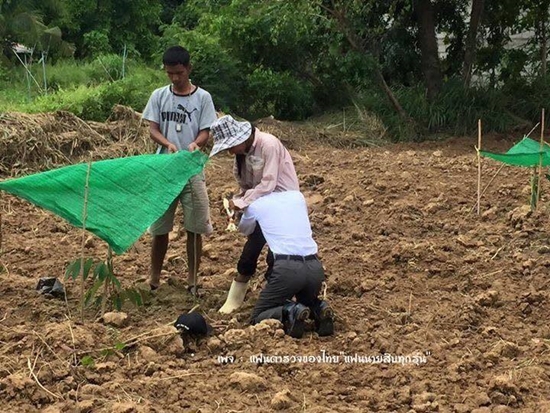 ภาพหนุ่มนักเรียนตำรวจ ก้มกราบเท้าพ่อแม่ ภาพหนุ่มนักเรียนตำรวจ ก้มกราบเท้าพ่อแม่