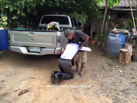 ภาพหนุ่มนักเรียนตำรวจ ก้มกราบเท้าพ่อแม่ ภาพหนุ่มนักเรียนตำรวจ ก้มกราบเท้าพ่อแม่