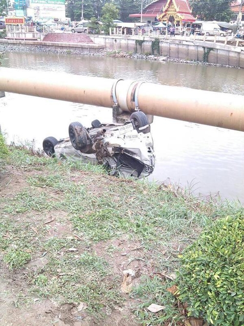 โหน่ง ชะชะช่า รุดเยี่ยมอาการลูกชายรถคว่ำ โหน่ง ชะชะช่า รุดเยี่ยมอาการลูกชายรถคว่ำ