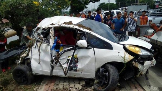 โหน่ง ชะชะช่า รุดเยี่ยมอาการลูกชายรถคว่ำ โหน่ง ชะชะช่า รุดเยี่ยมอาการลูกชายรถคว่ำ