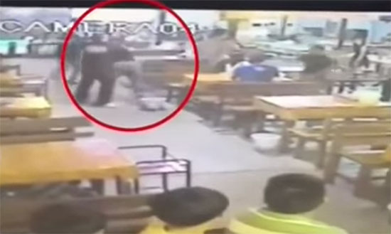 เชือดพ้นราชการ พ.ต.ท. เบ่งกินก๋วยเตี๋ยวฟรี-ชกเด็กเก็บตังค์ดั้งหัก เชือดพ้นราชการ พ.ต.ท. เบ่งกินก๋วยเตี๋ยวฟรี-ชกเด็กเก็บตังค์ดั้งหัก