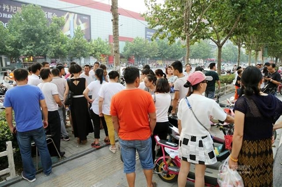 แม่ใจสลาย มัวแต่เล่นโทรศัพท์ ปล่อยลูก 2 ขวบรถชนดับอนาถ แม่ใจสลาย มัวแต่เล่นโทรศัพท์ ปล่อยลูก 2 ขวบรถชนดับอนาถ