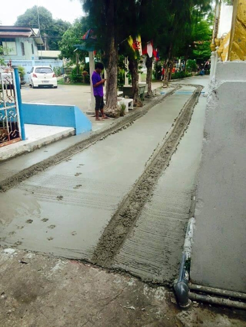 สวดยับ ! คนขับเก๋งนิสัยเสีย ขับลุยถนนเทปูนใหม่จนเละเทะ แถมโชว์กร่าง สวดยับ ! คนขับเก๋งนิสัยเสีย ขับลุยถนนเทปูนใหม่จนเละเทะ แถมโชว์กร่าง