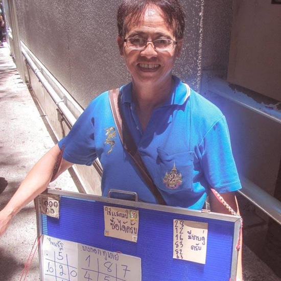 เหตุผลชวนอมยิ้ม.. ลุงขายลอตเตอรี่ รับแสตมป์เซเว่นแทนเงินสด เหตุผลชวนอมยิ้ม.. ลุงขายลอตเตอรี่ รับแสตมป์เซเว่นแทนเงินสด