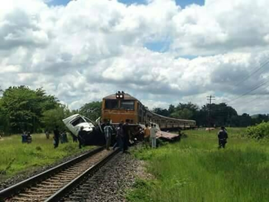 สยอง ! รถไฟ กทม.-เด่นชัย พุ่งชน 6 ล้อนครสวรรค์ ดับ 2 สยอง ! รถไฟ กทม.-เด่นชัย พุ่งชน 6 ล้อนครสวรรค์ ดับ 2