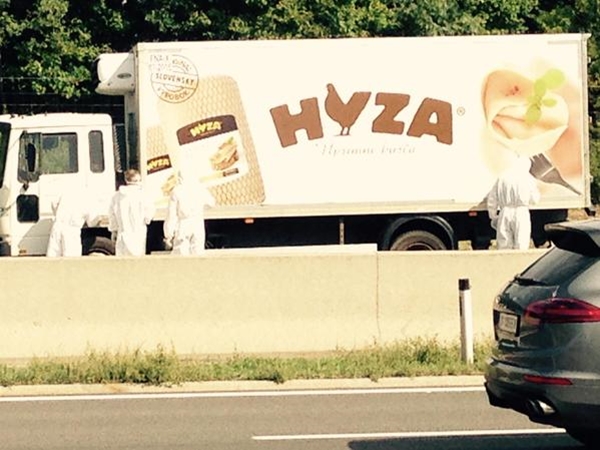 พบศพผู้อพยพกว่า 50 ศพ ในรถบรรทุกสินค้าแช่แข็ง ตายสยดสยอง พบศพผู้อพยพกว่า 50 ศพ ในรถบรรทุกสินค้าแช่แข็ง ตายสยดสยอง