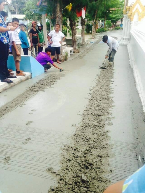 สวดยับ ! คนขับเก๋งนิสัยเสีย ขับลุยถนนเทปูนใหม่จนเละเทะ แถมโชว์กร่าง สวดยับ ! คนขับเก๋งนิสัยเสีย ขับลุยถนนเทปูนใหม่จนเละเทะ แถมโชว์กร่าง