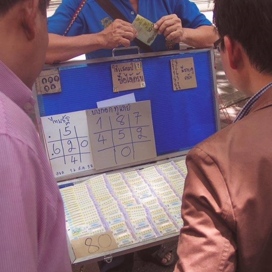 เหตุผลชวนอมยิ้ม.. ลุงขายลอตเตอรี่ รับแสตมป์เซเว่นแทนเงินสด เหตุผลชวนอมยิ้ม.. ลุงขายลอตเตอรี่ รับแสตมป์เซเว่นแทนเงินสด