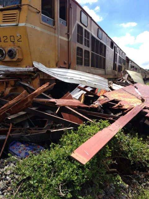 สยอง ! รถไฟ กทม.-เด่นชัย พุ่งชน 6 ล้อนครสวรรค์ ดับ 2 สยอง ! รถไฟ กทม.-เด่นชัย พุ่งชน 6 ล้อนครสวรรค์ ดับ 2