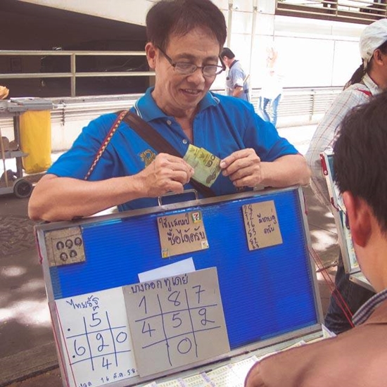 เหตุผลชวนอมยิ้ม.. ลุงขายลอตเตอรี่ รับแสตมป์เซเว่นแทนเงินสด เหตุผลชวนอมยิ้ม.. ลุงขายลอตเตอรี่ รับแสตมป์เซเว่นแทนเงินสด