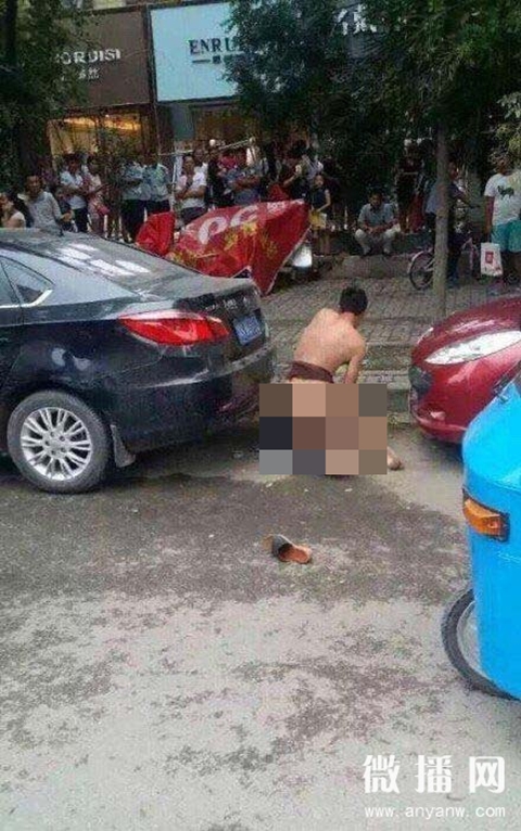 เอือม ! หนุ่ม-สาวแก้ผ้าทะเลาะกันริมถนน คนมุงดูเพียบยังไม่แคร์ เอือม ! หนุ่ม-สาวแก้ผ้าทะเลาะกันริมถนน คนมุงดูเพียบยังไม่แคร์