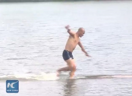 พระวัดเส้าหลินเซียนวิชาตัวเบา โชว์วิ่งบนผิวน้ำทุบสถิติ 125 เมตร ! พระวัดเส้าหลินเซียนวิชาตัวเบา โชว์วิ่งบนผิวน้ำทุบสถิติ 125 เมตร !