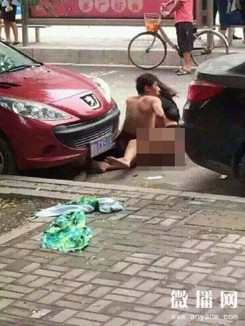 เอือม ! หนุ่ม-สาวแก้ผ้าทะเลาะกันริมถนน คนมุงดูเพียบยังไม่แคร์ เอือม ! หนุ่ม-สาวแก้ผ้าทะเลาะกันริมถนน คนมุงดูเพียบยังไม่แคร์