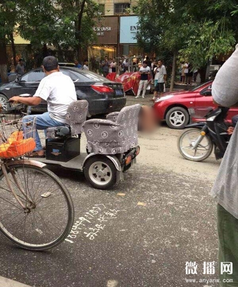 เอือม ! หนุ่ม-สาวแก้ผ้าทะเลาะกันริมถนน คนมุงดูเพียบยังไม่แคร์ เอือม ! หนุ่ม-สาวแก้ผ้าทะเลาะกันริมถนน คนมุงดูเพียบยังไม่แคร์