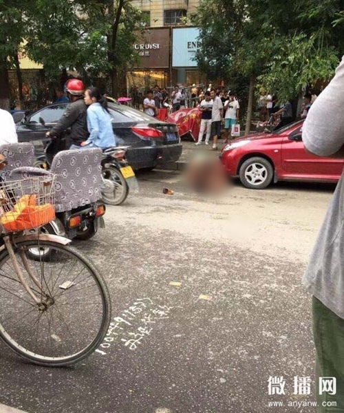 เอือม ! หนุ่ม-สาวแก้ผ้าทะเลาะกันริมถนน คนมุงดูเพียบยังไม่แคร์ เอือม ! หนุ่ม-สาวแก้ผ้าทะเลาะกันริมถนน คนมุงดูเพียบยังไม่แคร์