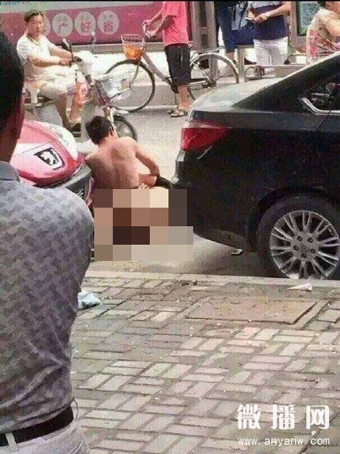 เอือม ! หนุ่ม-สาวแก้ผ้าทะเลาะกันริมถนน คนมุงดูเพียบยังไม่แคร์ เอือม ! หนุ่ม-สาวแก้ผ้าทะเลาะกันริมถนน คนมุงดูเพียบยังไม่แคร์