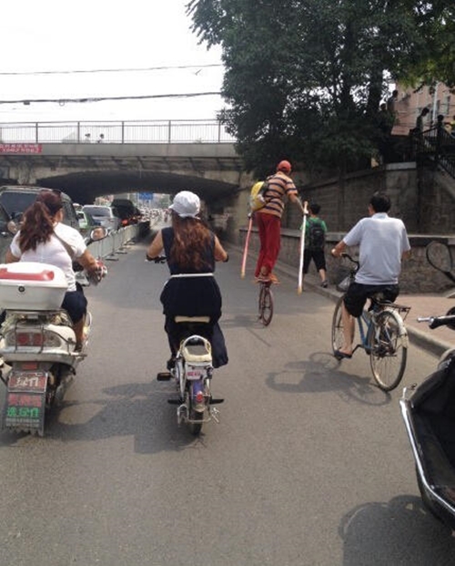 ชายสุดแนว ซิ่งพาหนะไม่เหมือนใคร ว่าแต่จะเรียกว่าอะไรดีเนี่ย ชายสุดแนว ซิ่งพาหนะไม่เหมือนใคร ว่าแต่จะเรียกว่าอะไรดีเนี่ย