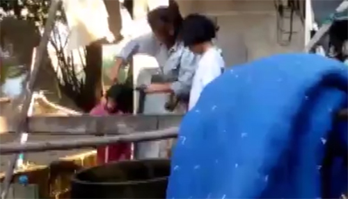 ยายปัดทารุณหลาน แค่จับอาบน้ำให้สะอาดสะอ้านหลังออกไปเล่นซนเท่านั้น ยายปัดทารุณหลาน แค่จับอาบน้ำให้สะอาดสะอ้านหลังออกไปเล่นซนเท่านั้น