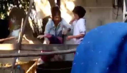 ยายปัดทารุณหลาน แค่จับอาบน้ำให้สะอาดสะอ้านหลังออกไปเล่นซนเท่านั้น ยายปัดทารุณหลาน แค่จับอาบน้ำให้สะอาดสะอ้านหลังออกไปเล่นซนเท่านั้น