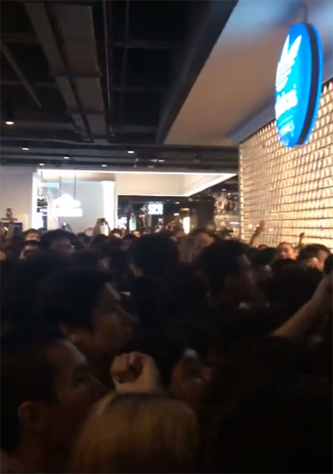 วินาทีคนรุมซื้อรองเท้า NMD ไม่ต่างจากฝูงซอมบี้ ดราม่าตามมาเพียบ วินาทีคนรุมซื้อรองเท้า NMD ไม่ต่างจากฝูงซอมบี้ ดราม่าตามมาเพียบ