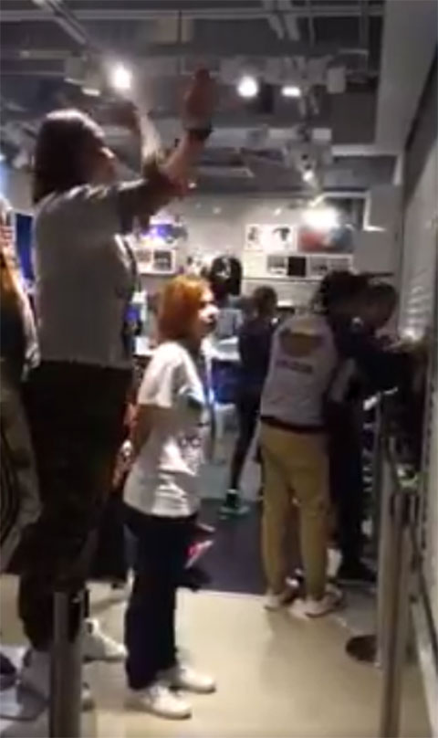 วินาทีคนรุมซื้อรองเท้า NMD ไม่ต่างจากฝูงซอมบี้ ดราม่าตามมาเพียบ วินาทีคนรุมซื้อรองเท้า NMD ไม่ต่างจากฝูงซอมบี้ ดราม่าตามมาเพียบ