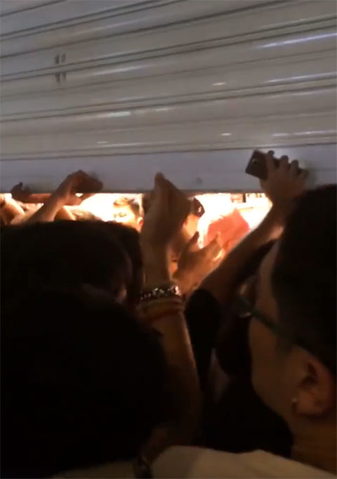 วินาทีคนรุมซื้อรองเท้า NMD ไม่ต่างจากฝูงซอมบี้ ดราม่าตามมาเพียบ วินาทีคนรุมซื้อรองเท้า NMD ไม่ต่างจากฝูงซอมบี้ ดราม่าตามมาเพียบ