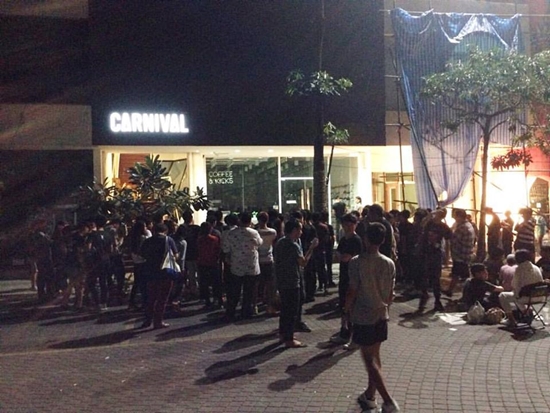 วินาทีคนรุมซื้อรองเท้า NMD ไม่ต่างจากฝูงซอมบี้ ดราม่าตามมาเพียบ วินาทีคนรุมซื้อรองเท้า NMD ไม่ต่างจากฝูงซอมบี้ ดราม่าตามมาเพียบ