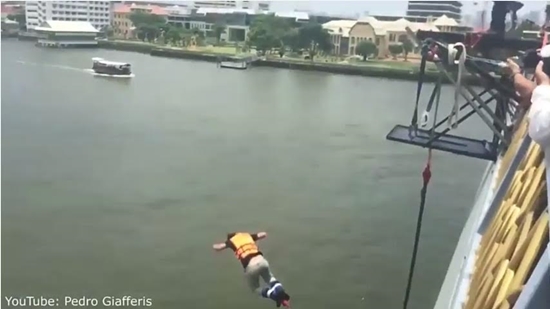 ระทึก ! สาวโดดบันจี้จัมพ์พลาดร่างกระแทกน้ำอย่างจัง กลางกองถ่ายโฆษณา ระทึก ! สาวโดดบันจี้จัมพ์พลาดร่างกระแทกน้ำอย่างจัง กลางกองถ่ายโฆษณา