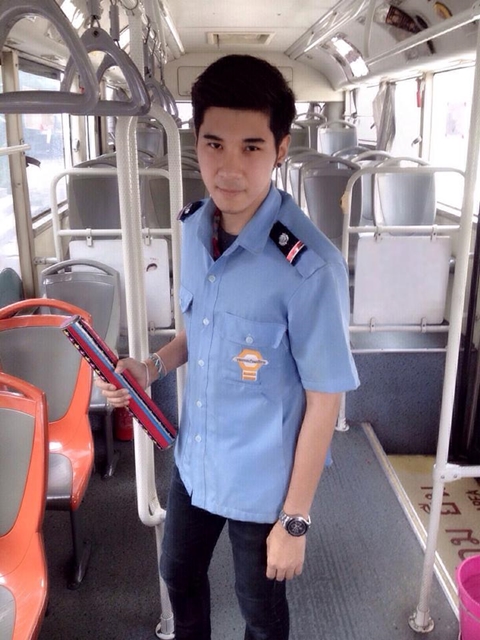 ฮือฮา กระเป๋ารถเมล์สุดหล่อ ปอ. 44 สาว ๆ บอกอยากโหนรถเมล์ ! ฮือฮา กระเป๋ารถเมล์สุดหล่อ ปอ. 44 สาว ๆ บอกอยากโหนรถเมล์ !