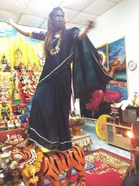 ฉะกันสนั่นโซเชียล ปมแชร์ว่อนภาพร่างทรงผีอีแพง หรือเจ้าแม่กาลี !? ฉะกันสนั่นโซเชียล ปมแชร์ว่อนภาพร่างทรงผีอีแพง หรือเจ้าแม่กาลี !?