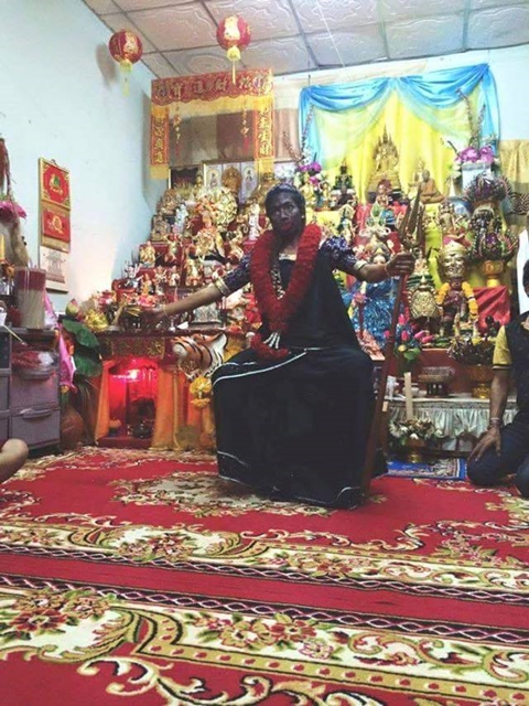 ฉะกันสนั่นโซเชียล ปมแชร์ว่อนภาพร่างทรงผีอีแพง หรือเจ้าแม่กาลี !? ฉะกันสนั่นโซเชียล ปมแชร์ว่อนภาพร่างทรงผีอีแพง หรือเจ้าแม่กาลี !?