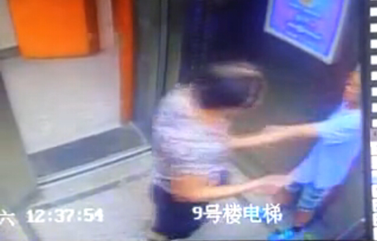 วิจารณ์ขรม ป้าตัณหากลับไล่จูบเด็กหนุ่มในลิฟต์ วงจรปิดเก็บหลักฐานชัด วิจารณ์ขรม ป้าตัณหากลับไล่จูบเด็กหนุ่มในลิฟต์ วงจรปิดเก็บหลักฐานชัด