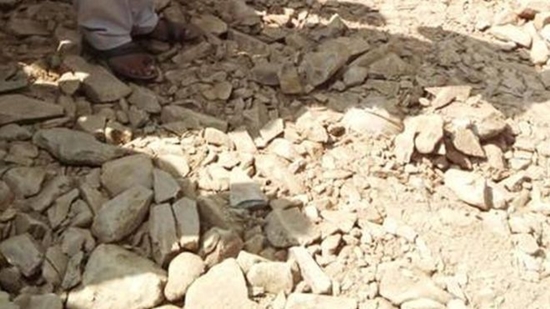 สลด ชายถูกกรวดฝังกลบทั้งเป็น หลังเดินพลัดตกหลุมบนถนน สลด ชายถูกกรวดฝังกลบทั้งเป็น หลังเดินพลัดตกหลุมบนถนน