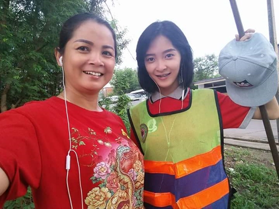 แห่แชร์ชื่นชม น้องผู้หญิงหน้าตาดี ช่วยแม่กวาดถนน เผยไม่อายแม้ใครดูถูก แห่แชร์ชื่นชม น้องผู้หญิงหน้าตาดี ช่วยแม่กวาดถนน เผยไม่อายแม้ใครดูถูก