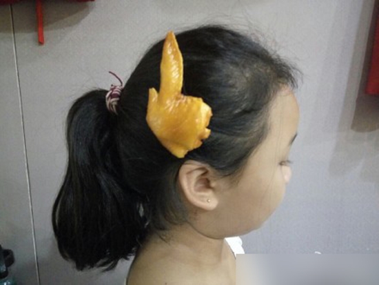 จีนไปไกลแล้ว นำเทรนด์กิ๊บอาหารติดผม หมู หมึก กุ้ง แมลงสาบก็มา จีนไปไกลแล้ว นำเทรนด์กิ๊บอาหารติดผม หมู หมึก กุ้ง แมลงสาบก็มา