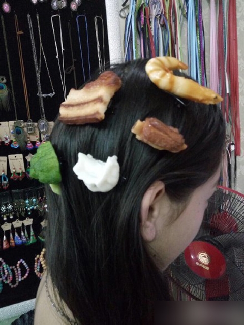 จีนไปไกลแล้ว นำเทรนด์กิ๊บอาหารติดผม หมู หมึก กุ้ง แมลงสาบก็มา จีนไปไกลแล้ว นำเทรนด์กิ๊บอาหารติดผม หมู หมึก กุ้ง แมลงสาบก็มา