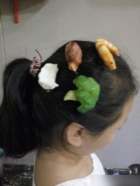 จีนไปไกลแล้ว นำเทรนด์กิ๊บอาหารติดผม หมู หมึก กุ้ง แมลงสาบก็มา จีนไปไกลแล้ว นำเทรนด์กิ๊บอาหารติดผม หมู หมึก กุ้ง แมลงสาบก็มา