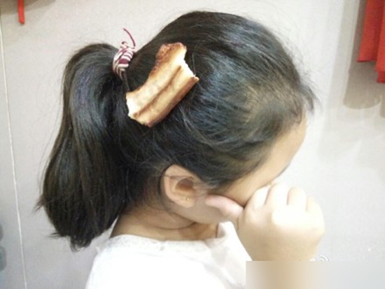 จีนไปไกลแล้ว นำเทรนด์กิ๊บอาหารติดผม หมู หมึก กุ้ง แมลงสาบก็มา จีนไปไกลแล้ว นำเทรนด์กิ๊บอาหารติดผม หมู หมึก กุ้ง แมลงสาบก็มา