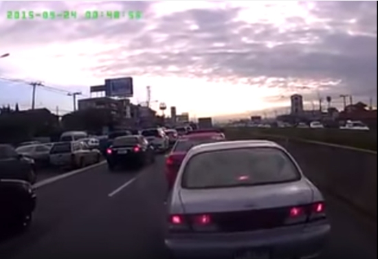 แท็กซี่แซงปาดหน้า ก่อนลงมาหาเรื่องคู่กรณี แต่งานนี้เจอคนจริง ! แท็กซี่แซงปาดหน้า ก่อนลงมาหาเรื่องคู่กรณี แต่งานนี้เจอคนจริง !