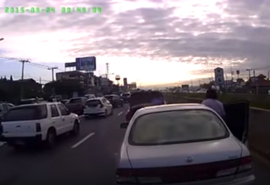 แท็กซี่แซงปาดหน้า ก่อนลงมาหาเรื่องคู่กรณี แต่งานนี้เจอคนจริง ! แท็กซี่แซงปาดหน้า ก่อนลงมาหาเรื่องคู่กรณี แต่งานนี้เจอคนจริง !