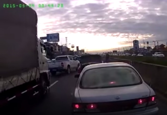 แท็กซี่แซงปาดหน้า ก่อนลงมาหาเรื่องคู่กรณี แต่งานนี้เจอคนจริง ! แท็กซี่แซงปาดหน้า ก่อนลงมาหาเรื่องคู่กรณี แต่งานนี้เจอคนจริง !