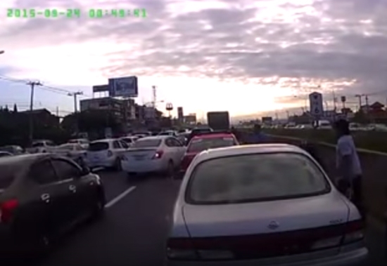 แท็กซี่แซงปาดหน้า ก่อนลงมาหาเรื่องคู่กรณี แต่งานนี้เจอคนจริง ! แท็กซี่แซงปาดหน้า ก่อนลงมาหาเรื่องคู่กรณี แต่งานนี้เจอคนจริง !