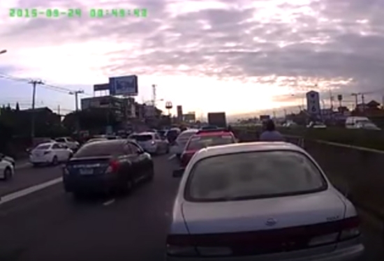 แท็กซี่แซงปาดหน้า ก่อนลงมาหาเรื่องคู่กรณี แต่งานนี้เจอคนจริง ! แท็กซี่แซงปาดหน้า ก่อนลงมาหาเรื่องคู่กรณี แต่งานนี้เจอคนจริง !