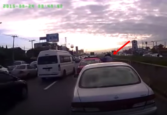 แท็กซี่แซงปาดหน้า ก่อนลงมาหาเรื่องคู่กรณี แต่งานนี้เจอคนจริง ! แท็กซี่แซงปาดหน้า ก่อนลงมาหาเรื่องคู่กรณี แต่งานนี้เจอคนจริง !